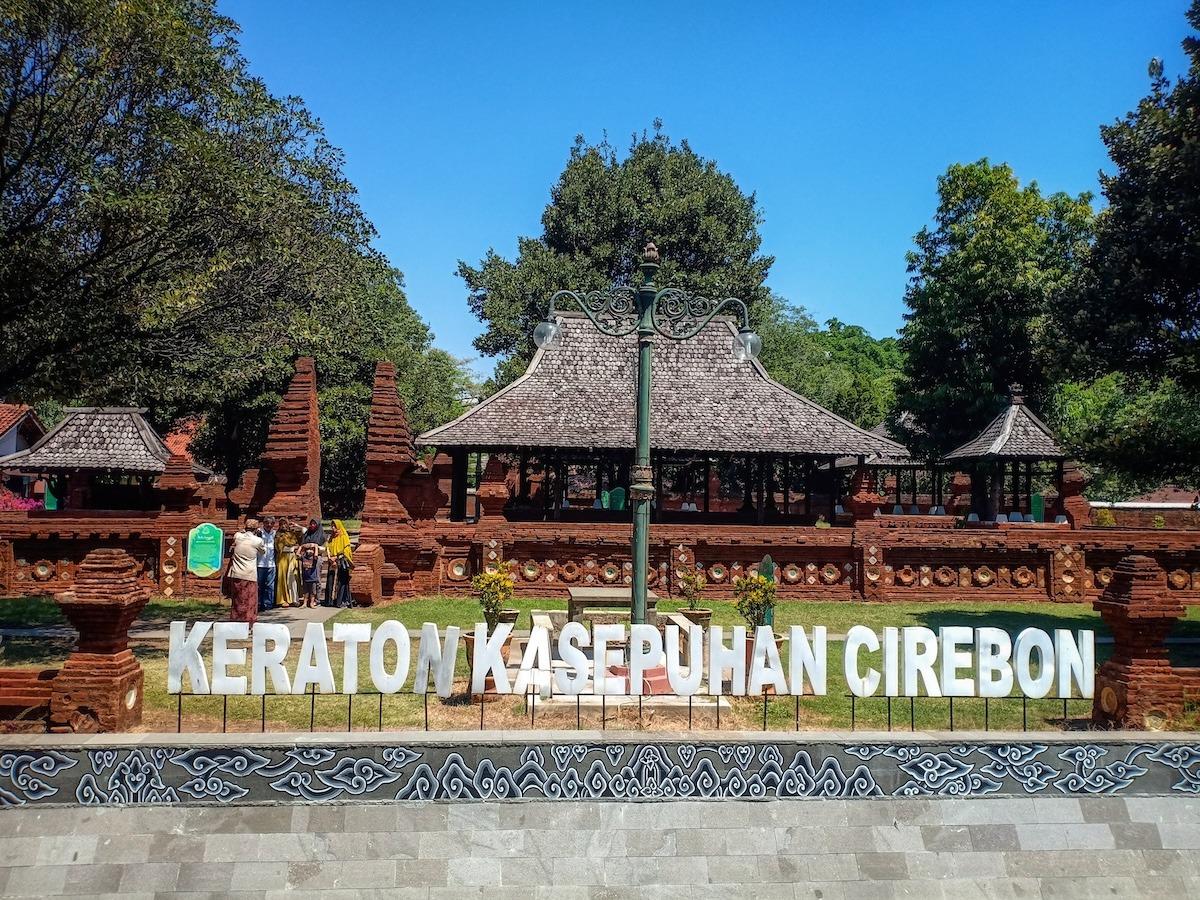 Sewa Bus Pariwisata Lampung ke Cirebon